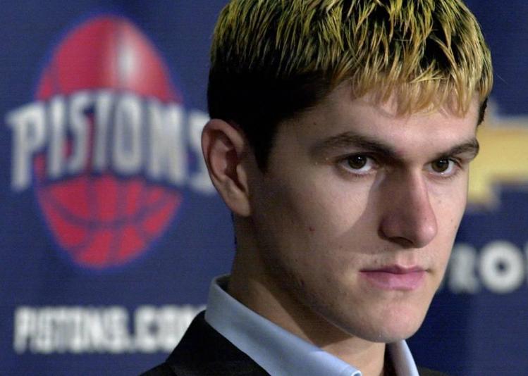 达科米利西奇隔扣安东尼,被安东尼过掉的后卫成为英超笑话