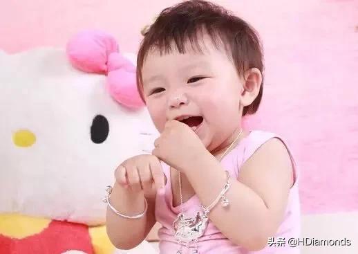 父母送孩子银饰,小朋友送银饰