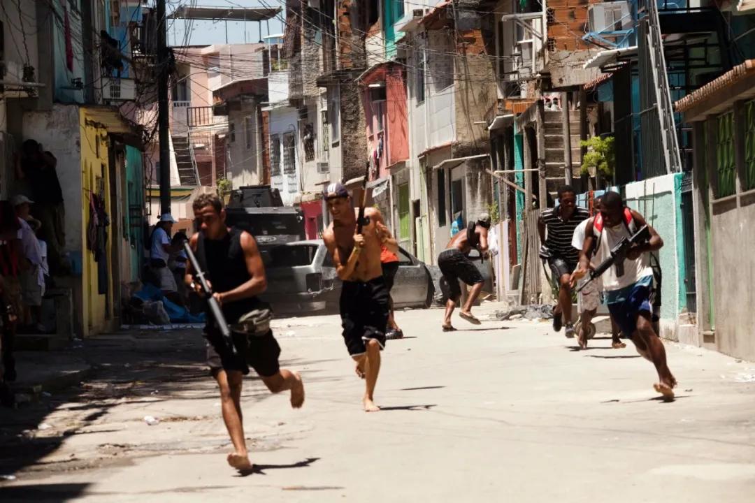 政府抗疫不力,巴西黑帮封城获赞?醒醒,真实黑帮可没这么正能量