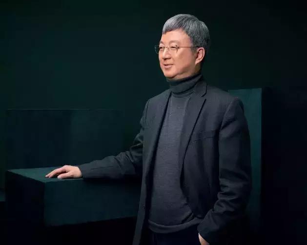 他是被称为“高领衫男神”的经济学家,人民币入篮的背后功臣