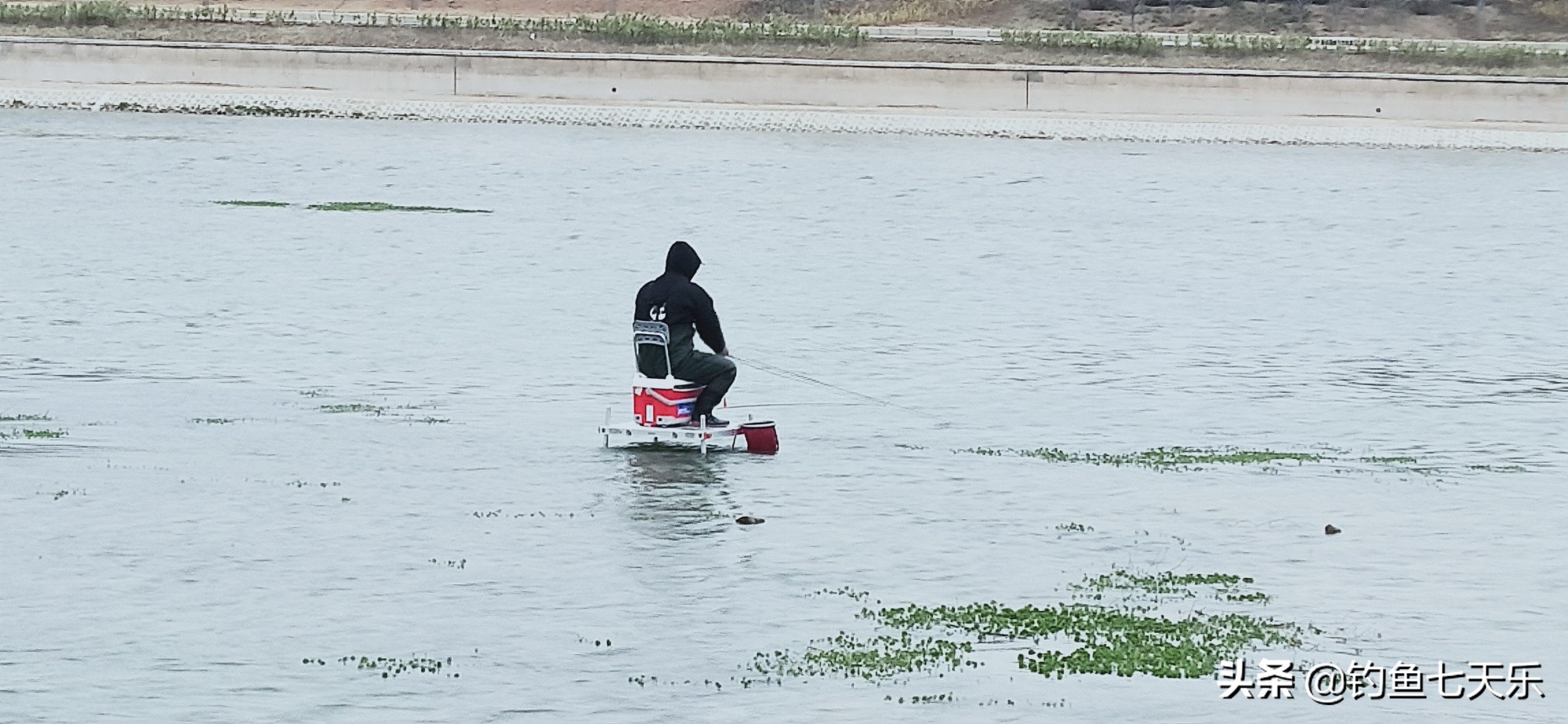 杭州钓友水上漂,钓鱼人在水中间钓鱼