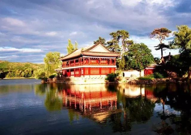 中国园林的诗情画意之美,虽由人作宛自天开的造园理念