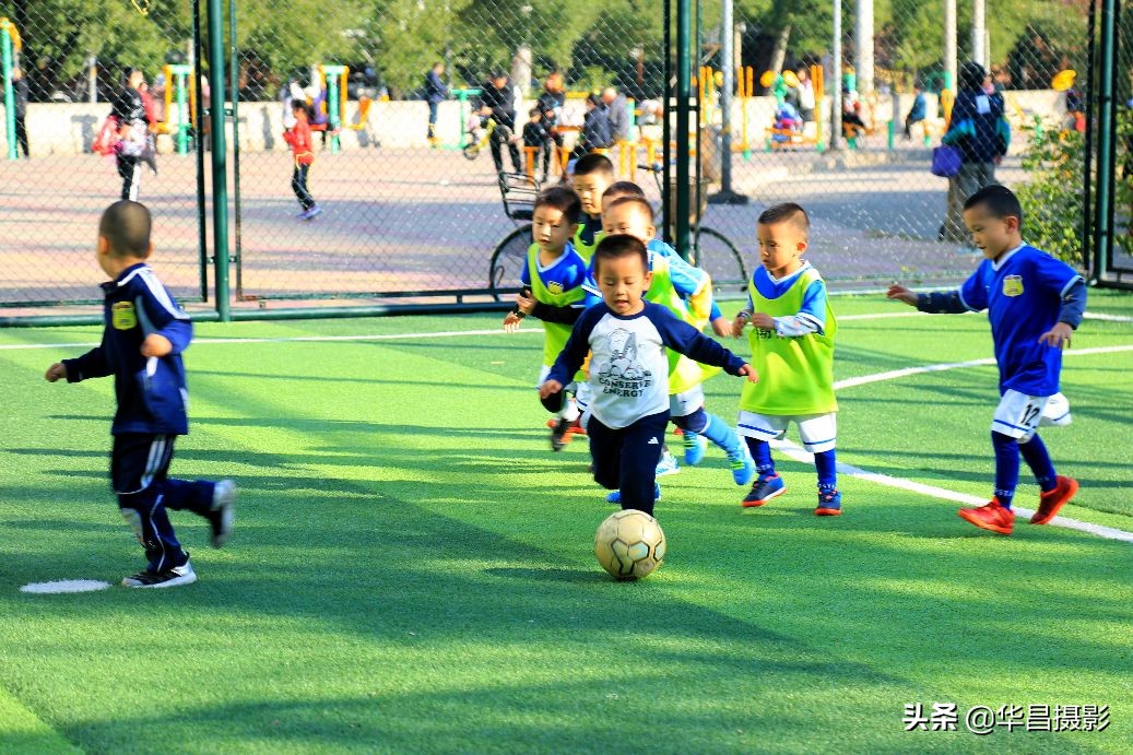 小孩足球训练15秒短视频,儿童足球爆发力和速度训练