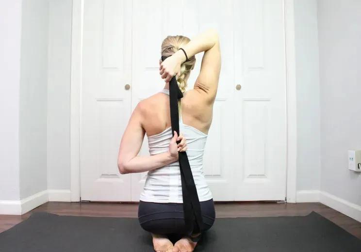 直角肩才是显瘦的关键！常练这几个体式，你就是行走的“衣架子”