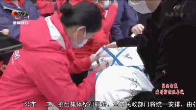 最高的礼遇最深的敬意,最高礼遇迎接英雄凯旋路人鸣笛