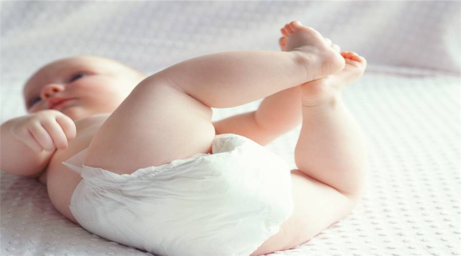 宝宝穿尿不湿屁股上有红疹子,宝宝穿尿不湿屁股起红痘痘