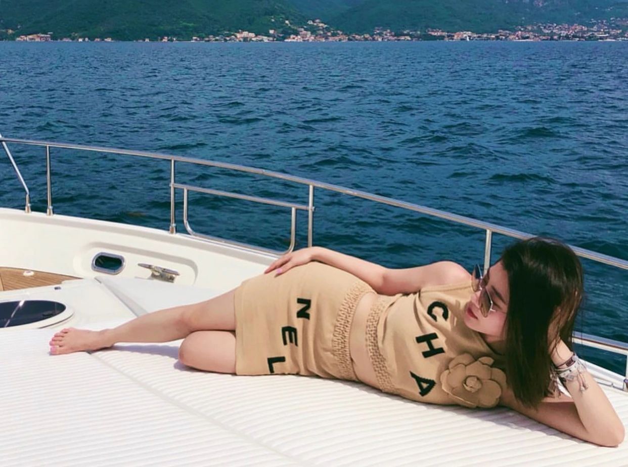 刘德华小姨子炫富上瘾？爱晒家中整墙名牌包，全身名牌堆砌太高调