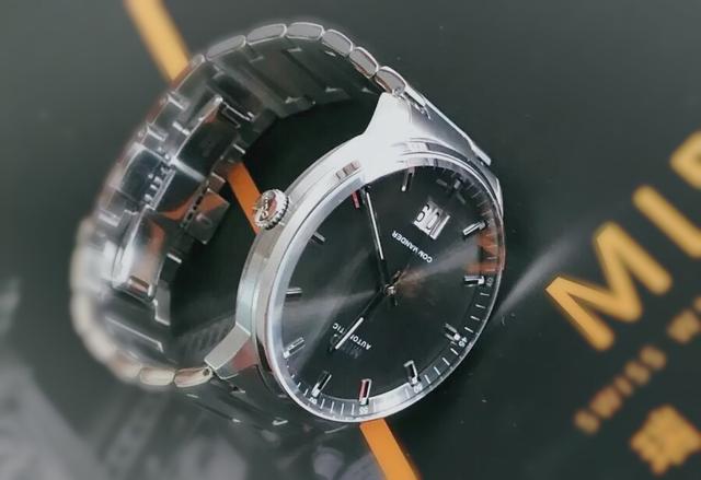 底蕴不输梅花，实力比肩浪琴的文艺青年，到底何方神圣？