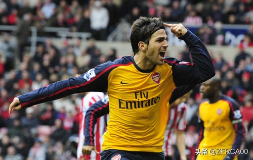 踢足球的男生怎么画,给你打足球的男生