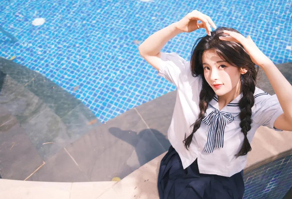 超减龄穿搭法则被杨超越狠狠拿捏,杨超越水手服穿搭