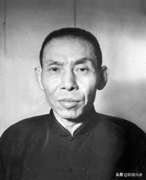 打小报告出卖兄弟，砍下兄弟无名指交差，没有谁的发家史是光明的