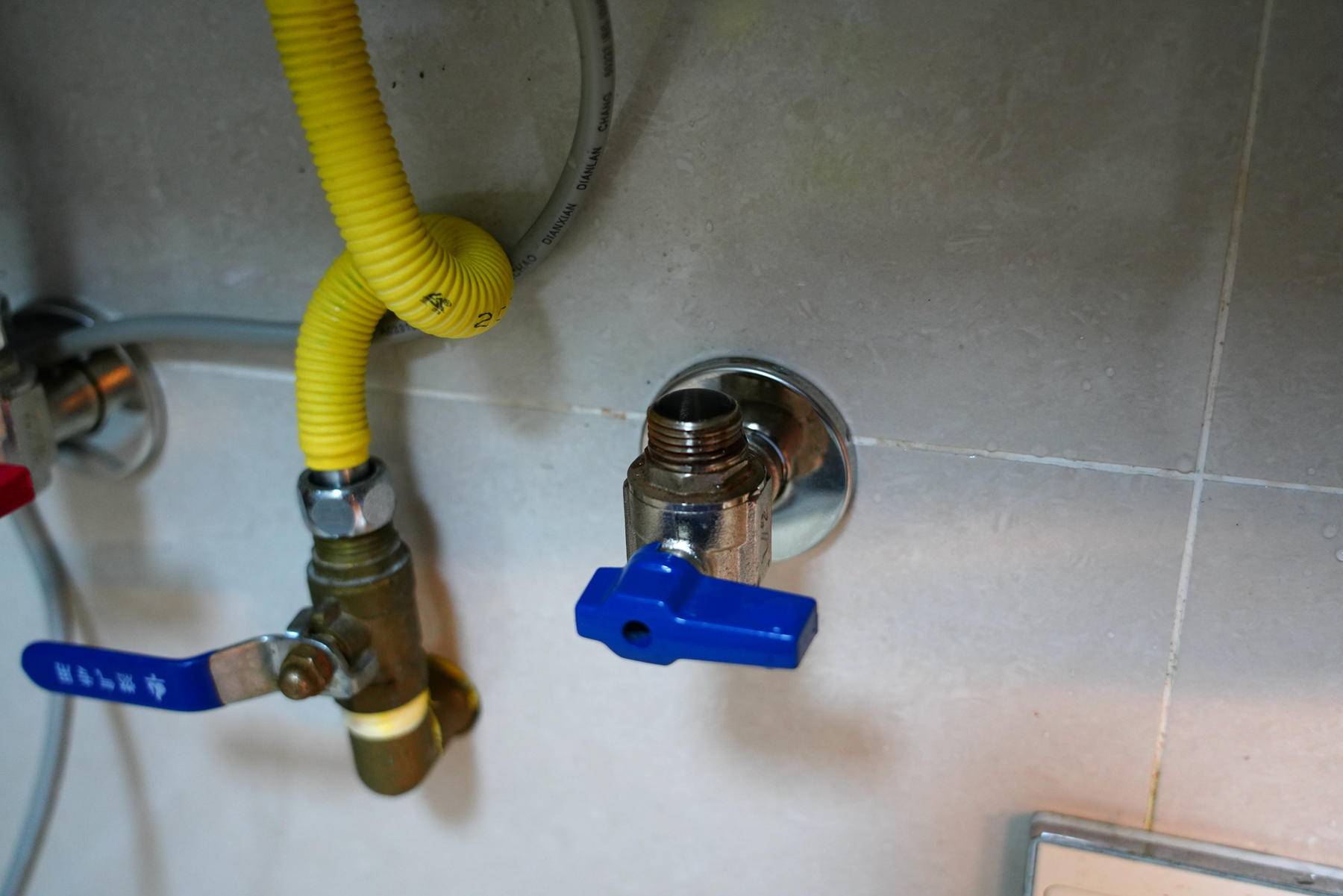 燃气热水器必须由燃气公司安装吗,燃气热水器13升和16升安装要求