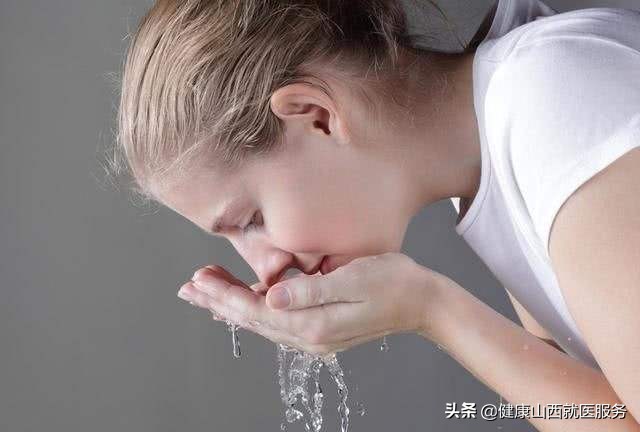 肌肤干燥敏感长痘怎么办,皮肤敏感泛红干燥怎么修复