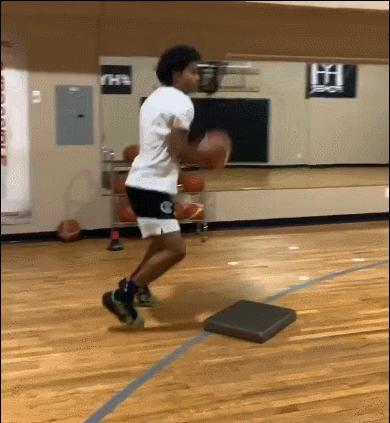 顺步突破放球位置,顺步突破球