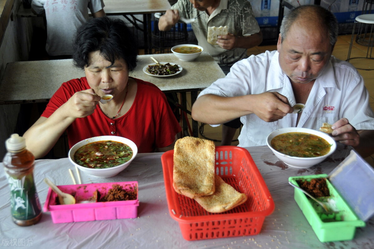 沈阳大哥开羊肉汤馆，1元吃10碗羊肉汤，不亏反赚100万，方法给你