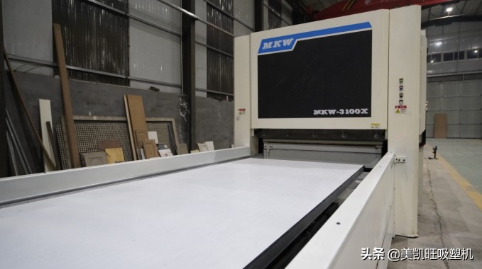 吸塑门板背面是不是都是白色,pvc吸塑门板和实木门板哪个好