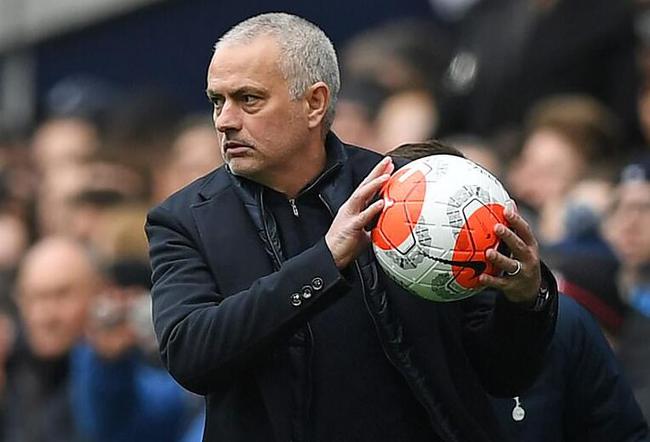 穆里尼奥下令后防重建刻不容缓,穆里尼奥被问到摆大巴时怎么说