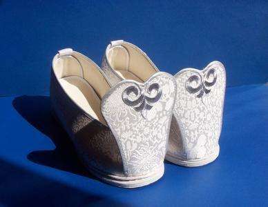 古人的鞋头为什么要翘起来,古人鞋子的头怎么是翘起来的