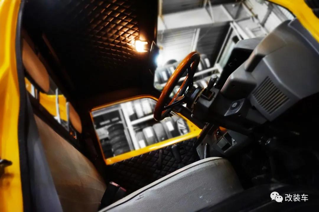 中置四驱五速手动的双门超跑，今晚我在秋名山等你