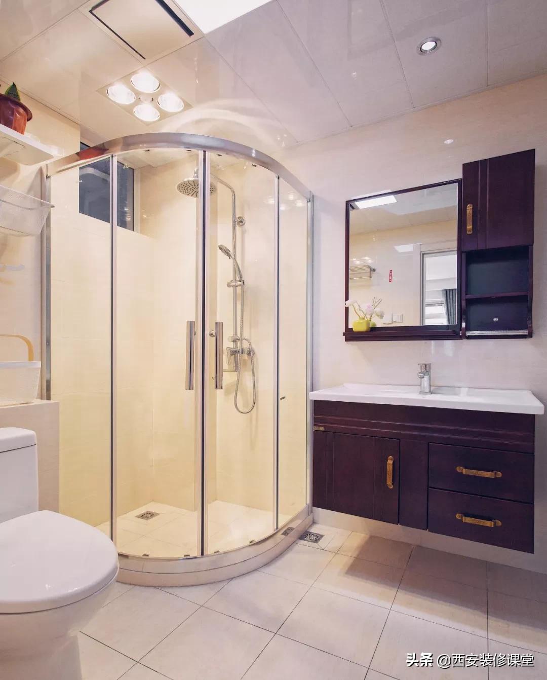 卫生间淋浴隔断用玻璃门还是浴帘,软装隔断卫生间淋浴区装修效果图