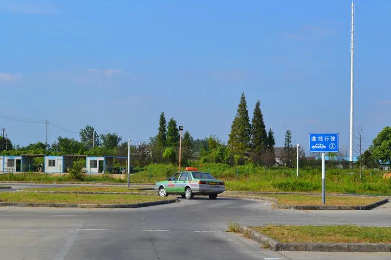 驾考科目二曲线行驶怎样过,驾考科目二曲线行驶正确方法