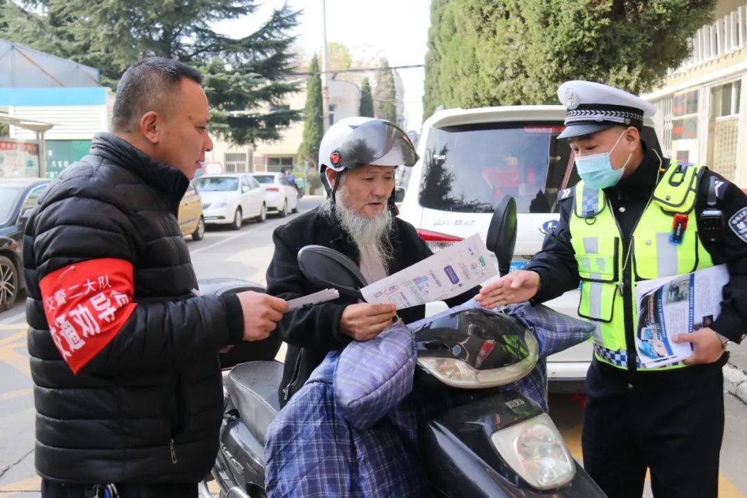 交警中队向人大汇报,晋城交警连心桥