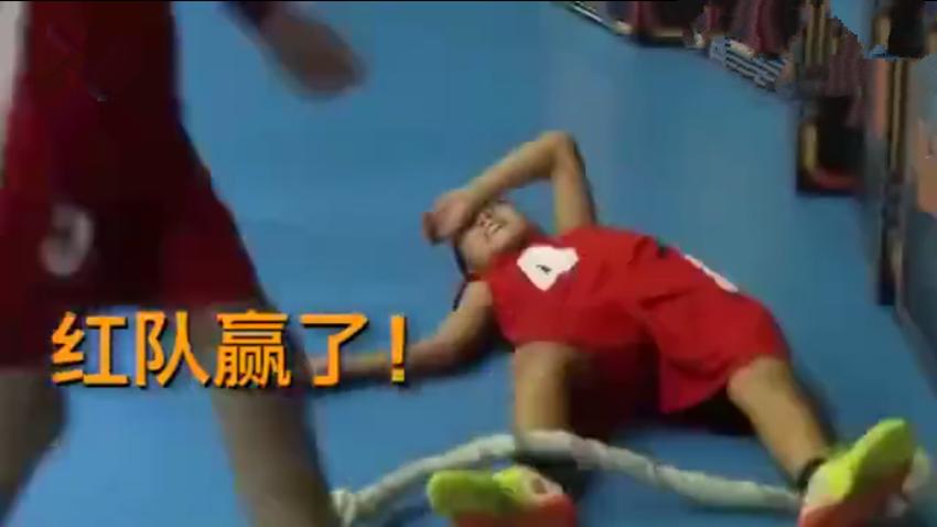 小学拔河比赛，一步之遥决不放弃，结果出现逆转，网友：必成大器