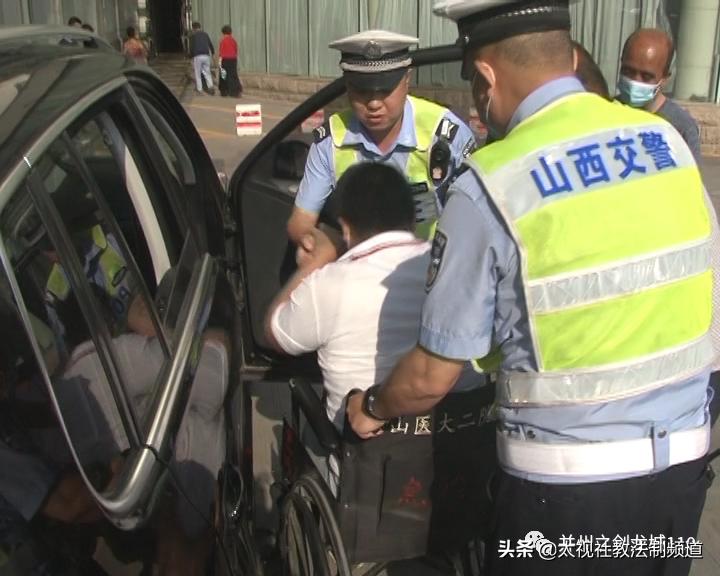 交警开道护送颅骨骨折儿童就医,市南交警紧急开道送断指伤员就医