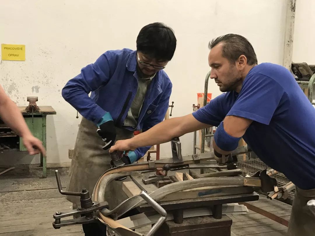 探访TON工厂看经典椅子背后的故事|疯狂24h我们去捷克干了啥？