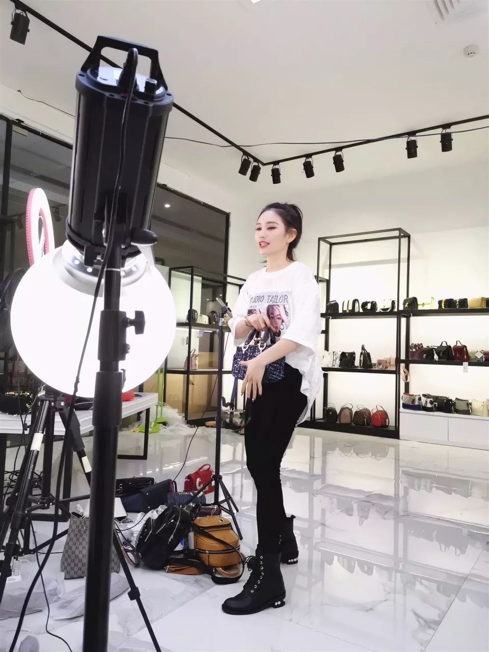 千万粉丝边看直播边剁手！TOP35大主播空降圣地卖货