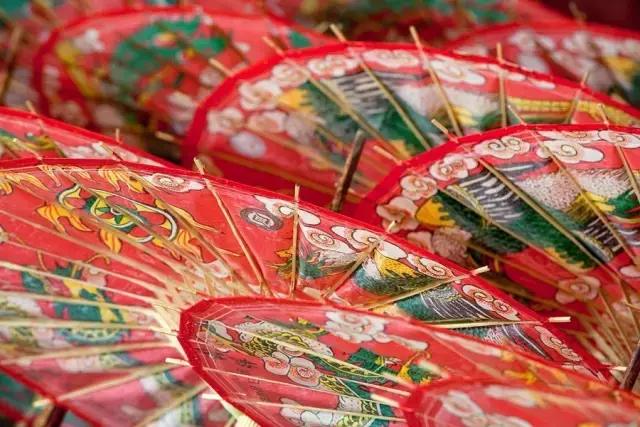 美丽的油纸伞江南水乡独特的风韵,撑一把油纸伞感受一种朦胧的美