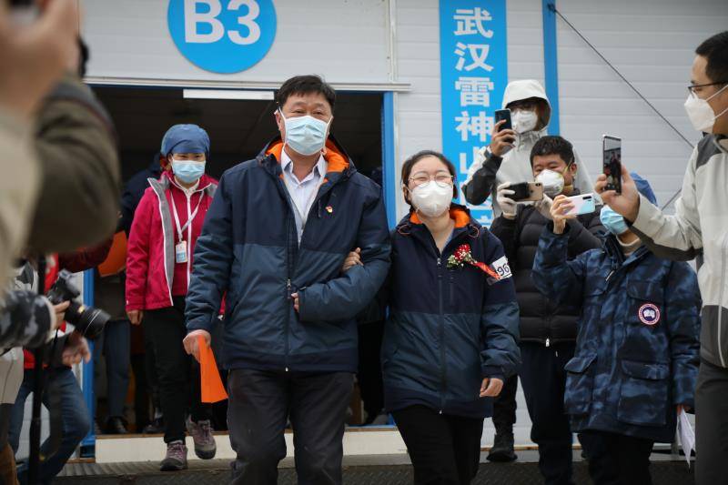 雷神山举办了一场特殊的战地婚礼,雷神山里的战地婚礼