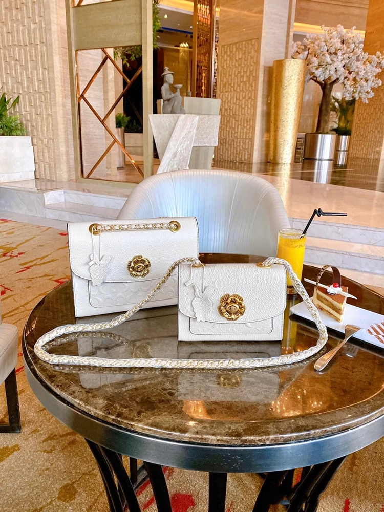 大家会买蔻驰几年前的包吗,几百块钱能买到蔻驰真包吗