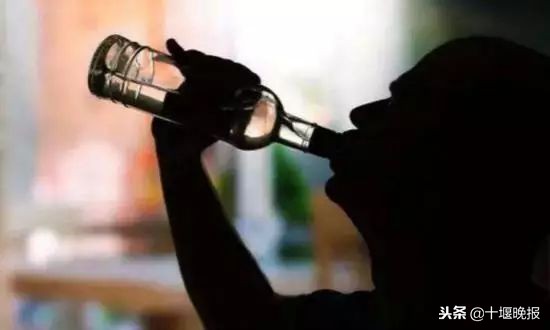 一男子去酒吧感染艾滋,一男子同时交往多名女朋友得艾滋