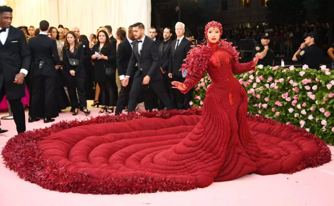 牛本山后继有人｜一个做过脱衣舞娘，唱得了Rap的小品演员CardiB