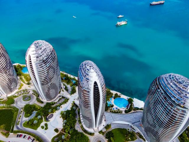 三亚凤凰岛夏天玩不够，住地标酒店，吹海风赏海景，学生*党**都夸好