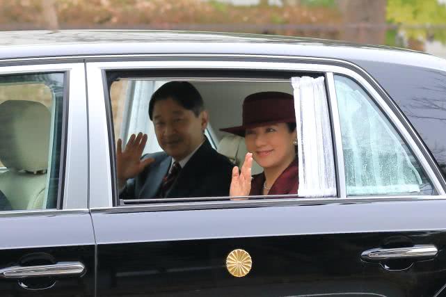 雅子皇后暗红色套装优雅亮相,宽檐礼帽贵气,与德仁情侣装有点甜