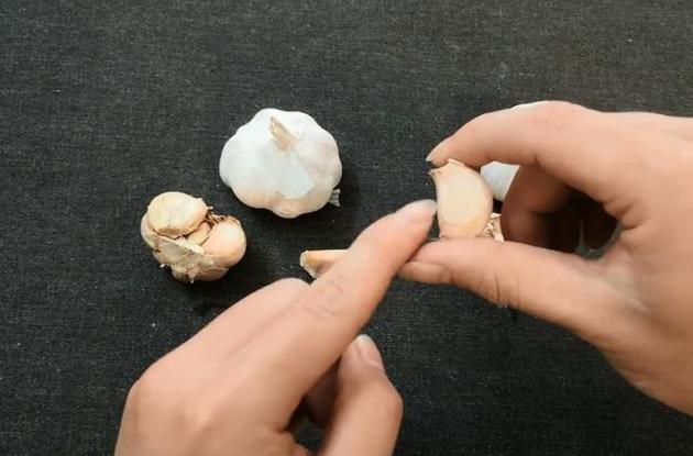 剥大蒜有妙招,剥大蒜怎样剥才能剥得快