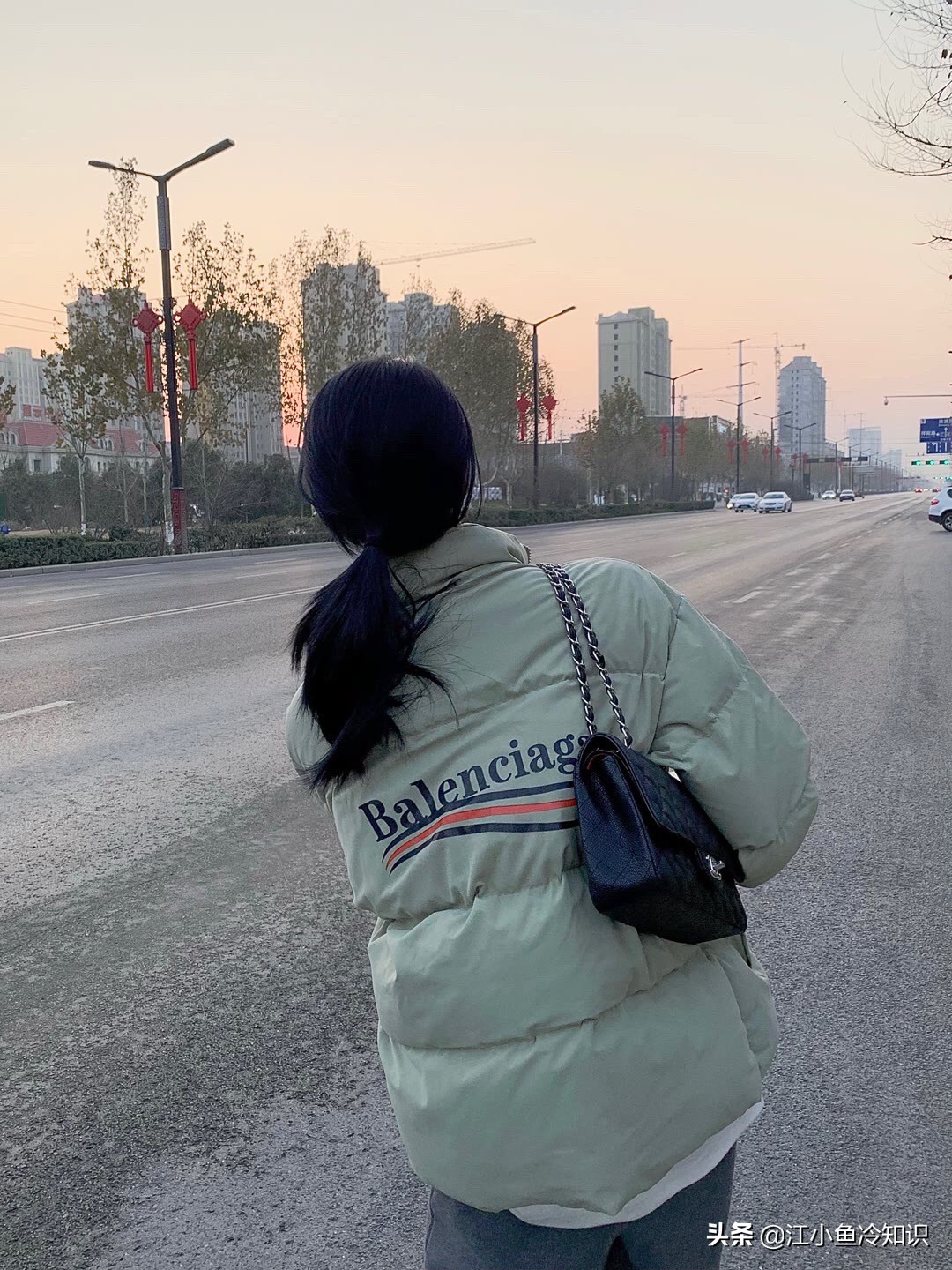 巴黎世家新出淡绿色羽绒服➕NB2002r冬天这么穿太绝美了