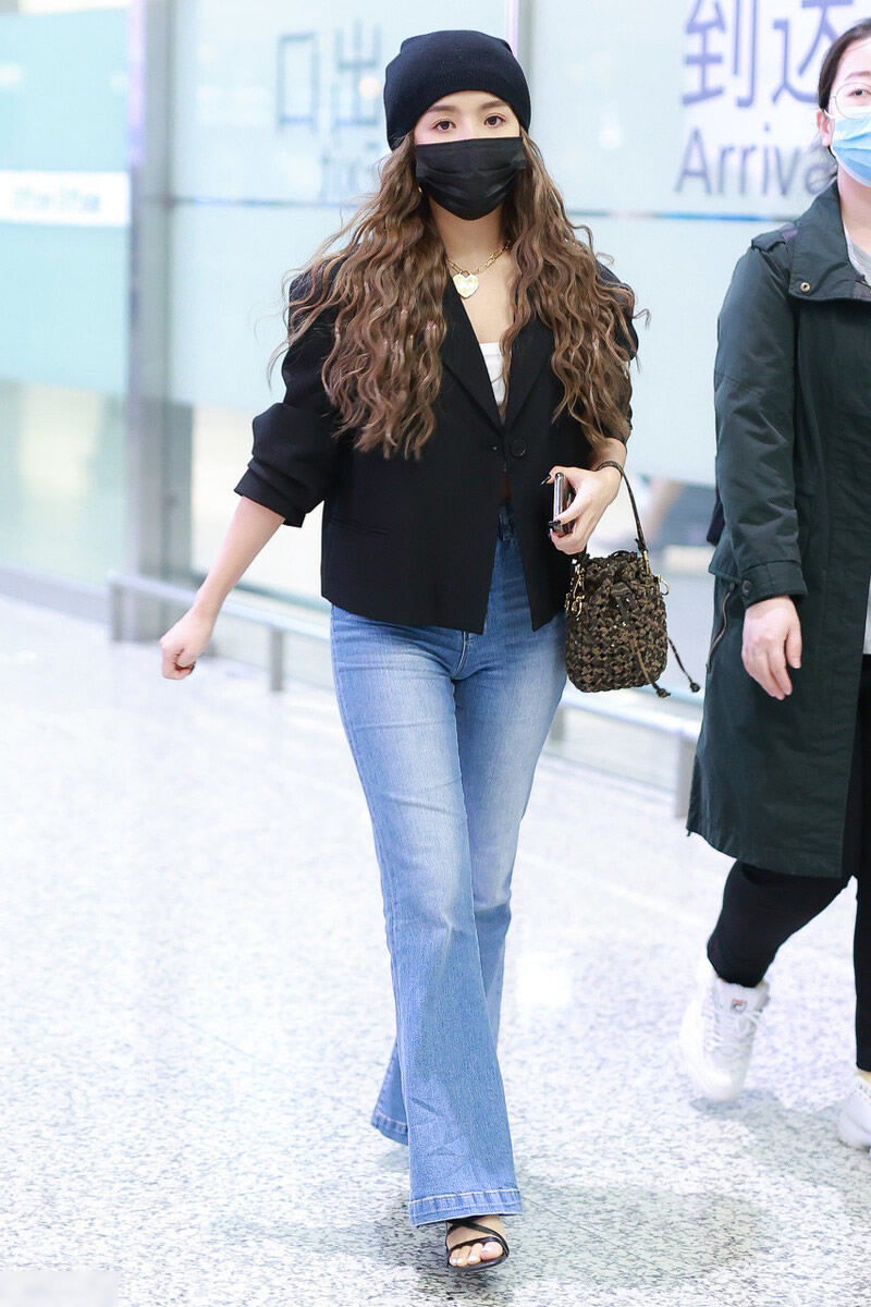 黑色休闲小西装搭配什么牛仔裤,小西装搭配什么样的裤子好看图片