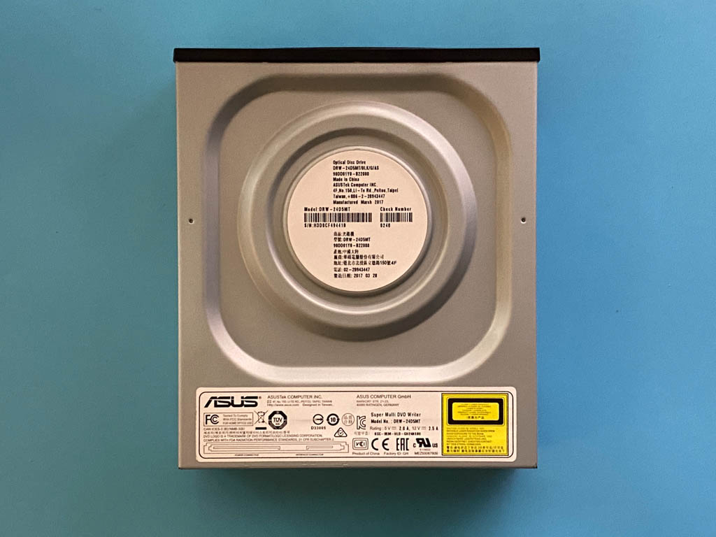 现在的机箱只能装一个机械硬盘,侧透机箱能装光驱