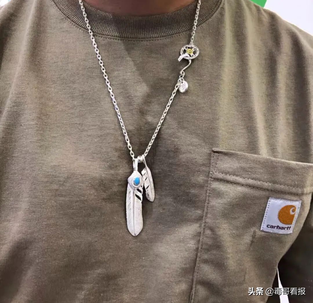 简约的首饰往往是穿搭的必杀技,首饰穿搭