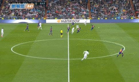 绝佳机会队友不传，阿尔巴挥臂暴怒！终于找到巴萨输球原因，无奈