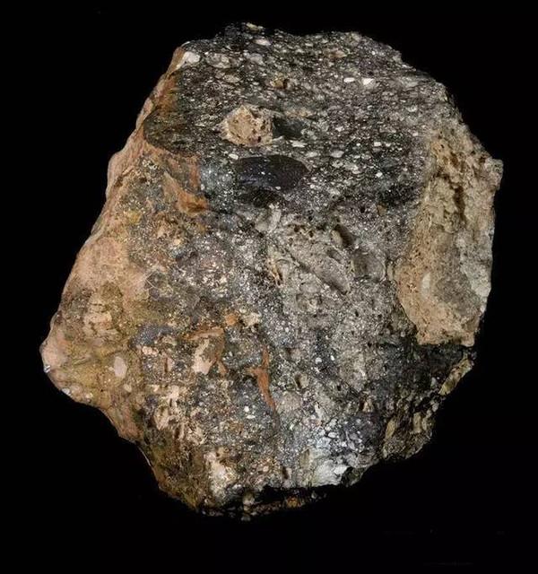 真正黑色碳质陨石内外有什么特征,真正的月球角砾岩陨石表皮特征