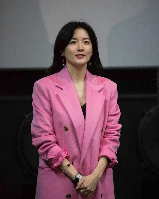 李英爱最近出席活动穿着打扮,李英爱穿花衬衫出席活动