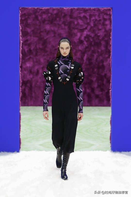 prada绗缝尼龙男士包,prada徽标印花帆布包