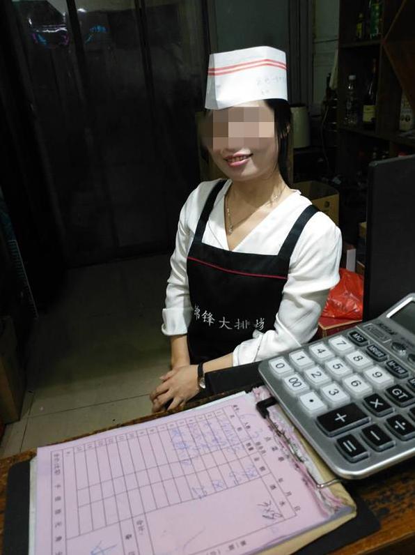 女子凌晨电梯间被挟持遭劫杀,女子深夜下班被保安劫持