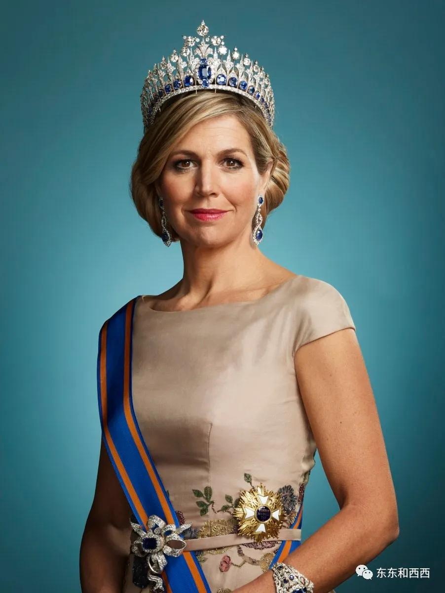 盘点英国女王戴过的王冠,英国女王和凯特戴同样的珠宝