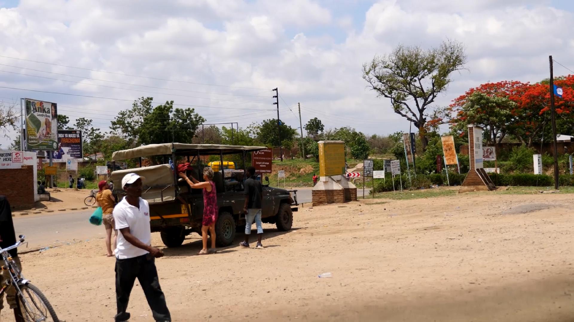 非洲最独特旅游观光车,2元游全城每车仅1人,黑人靠它赚钱养家