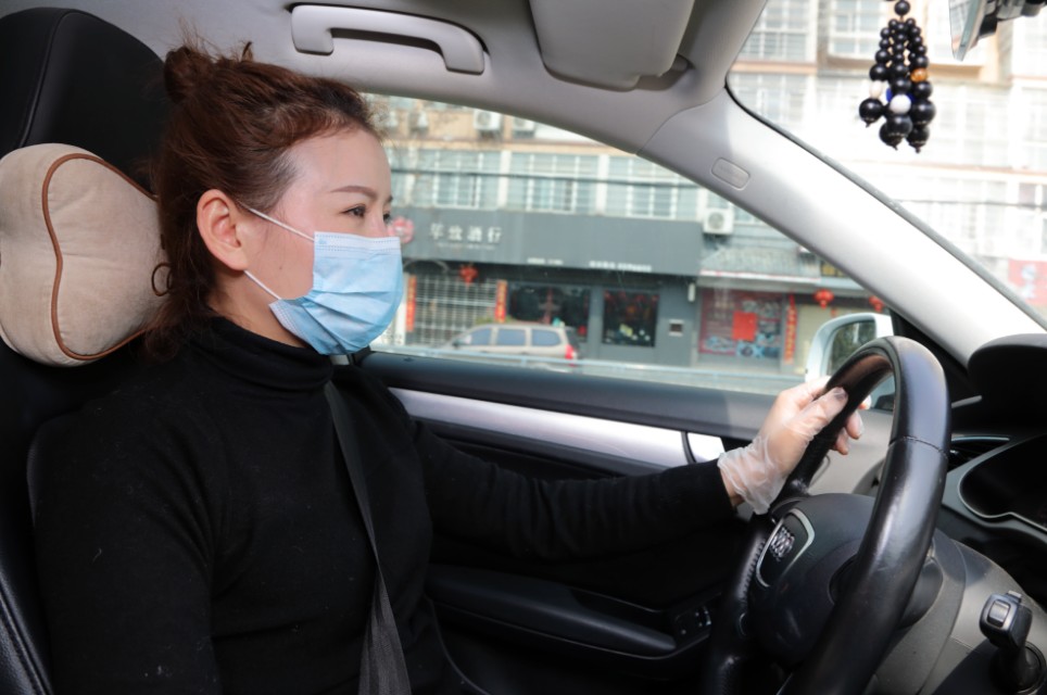 店主为抗疫一线免费送餐,青海美女给抗疫人员送饭